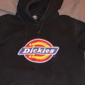 Dickies hoodie - Dickies tröja storlek M, märket är lite slitet annars är den i fin skick