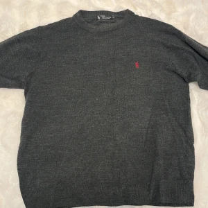 Ralph Lauren Tröja - Väldigt skön tröja men den är väldigt liten i storlek, skulle säga att den är Small/Liten Medium