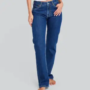 Skitsnygga raka low waisted jeans från Bik Bok som nästan är slutsålda i alla storlekar. Endast använt fåtal gånger så i väldigt bra skick! Skriv vid intresse eller för fler bilder.