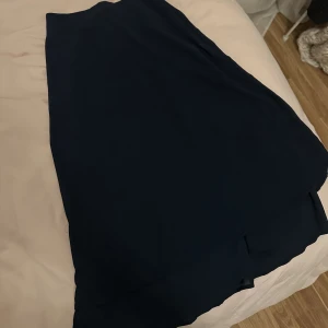 Kjol - Mörkblå chiffong kjol som aldrig är använd🌸