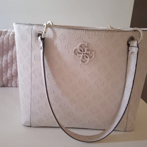 Guess väska i mycket fint skick - Beige, bra material, superfräch