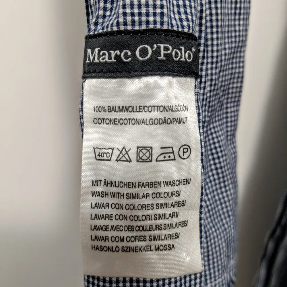 Blåvitrutig Marc O'Polo-sjal i gott skick. Cirka 165 x 45 cm.  Nypris: 500 kr  Hämtas på Ön i Malmö eller skickas per post.. Accessoarer.