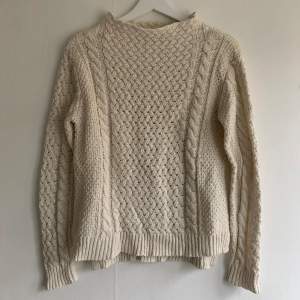 En stickad tröja i bomull från Kappahl. Cremevit färg.   Bra kvalitet, sparsamt använd, inga defekter.   Axelmått: 42cm Längd: 55 cm