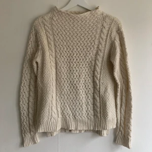 Stickad tröja XS - En stickad tröja i bomull från Kappahl. Cremevit färg.   Bra kvalitet, sparsamt använd, inga defekter.   Axelmått: 42cm Längd: 55 cm