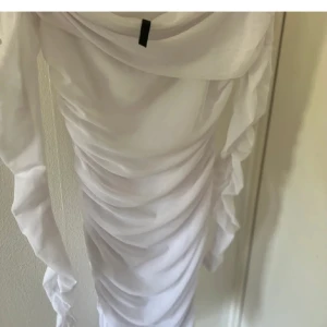 Klänning - Klänning från asos, perfekt för student mottagning! Använd 1 gång köparen står för frakt