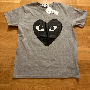 Play t-shirt - Hej, säljer dennna snyyga play t-shirten till sommaren. Tröjan har jag bara testat på en gång därmed perfekt skick. Storleken är M men sitter lite mer runt S