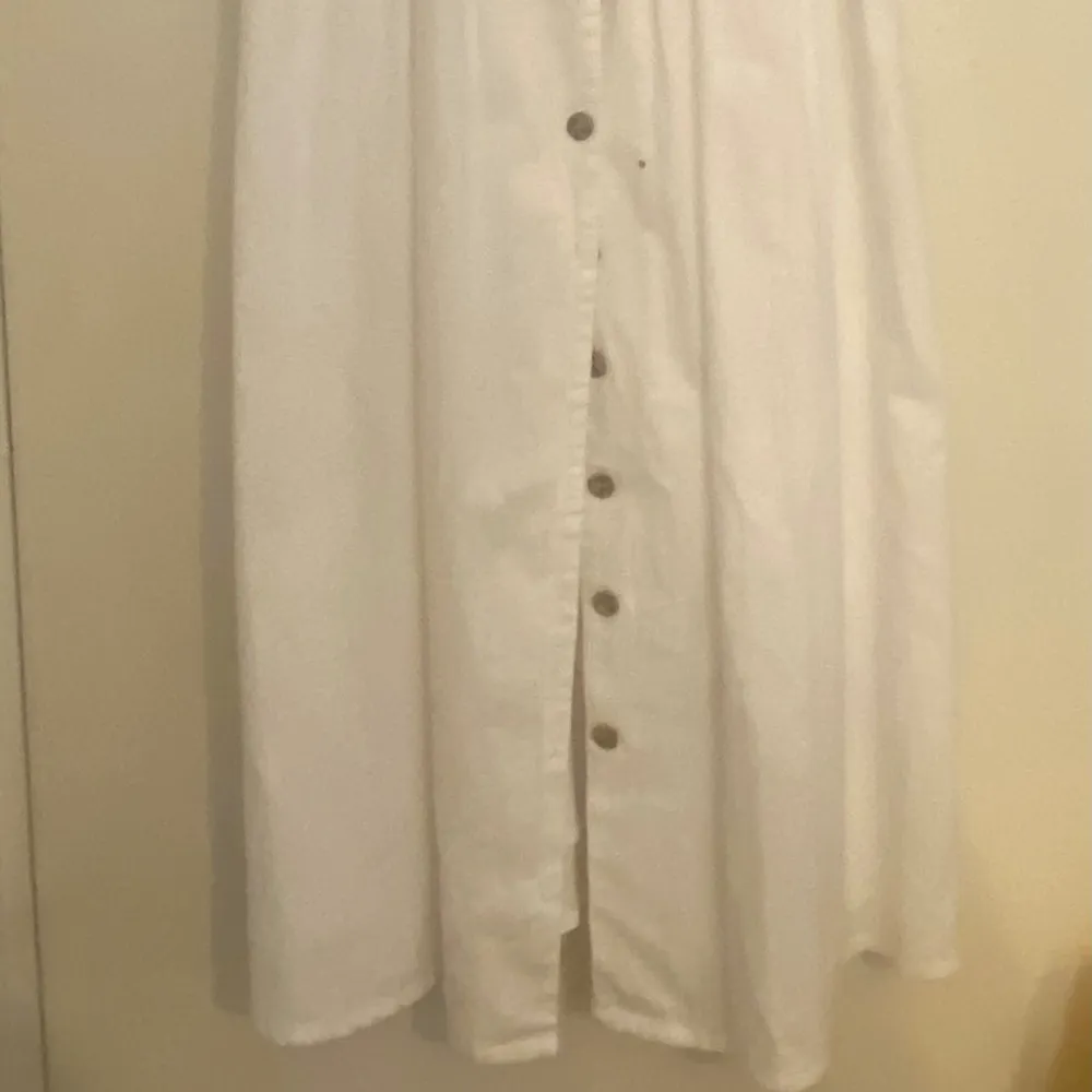 Lång vit klänning har haft den länge men har bara använt den 1-2 gånger. . Klänningar.