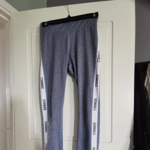 Stronger träningstights  - Fint skick dock bortklippt material och storlekslapp. Vet dock att de är storlek S. Material spandex/Polyester  