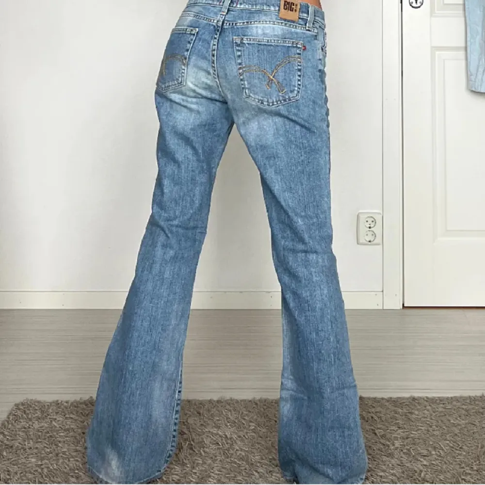 Super snygga jeans! Dem är lite små på mig men tjejen på bilden är 169 💓 sytt på egen knapp då den gammla satt löst. Midjemått rakt över 38, innerbenslängd 80 Bootcut/ low waist  Pris kan diskuteras vid snabba affär . Jeans & Byxor.