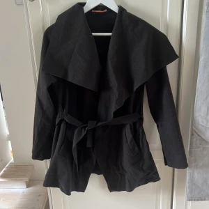 Kappa - Fin vår kappa i filt material! Den är hel och ren, säljer pga inte använt på länge 