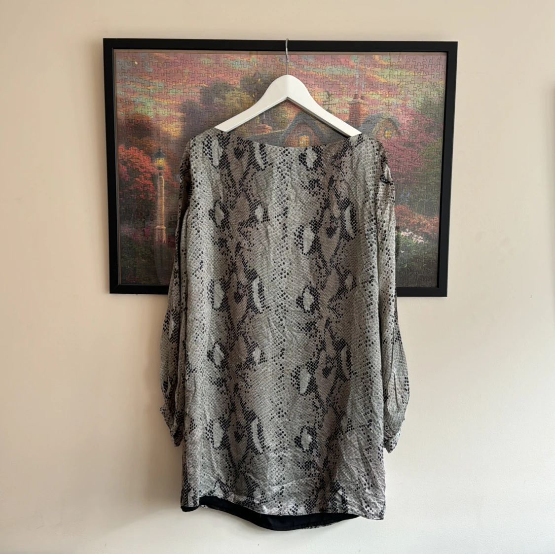 Klänning i ormmönster - 90