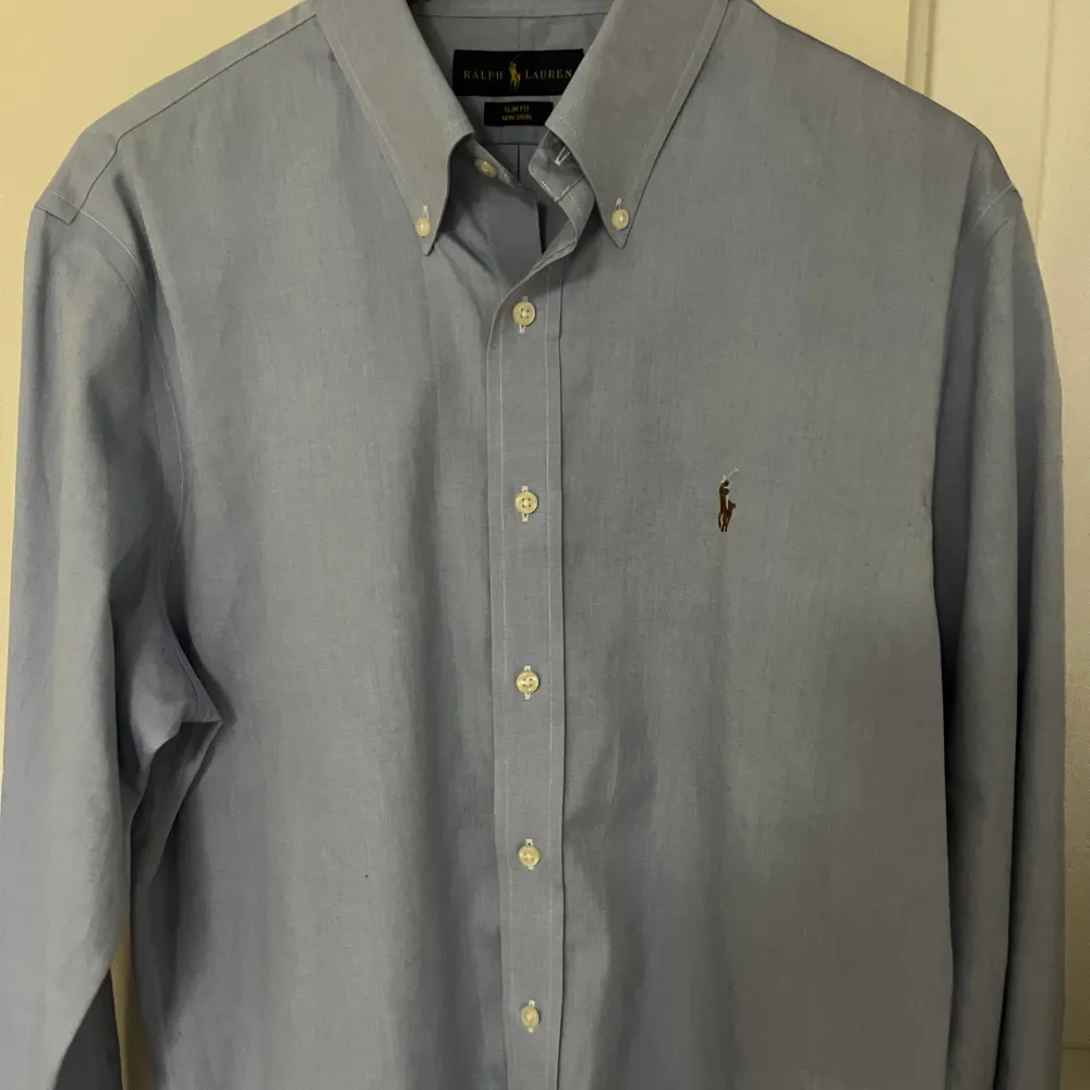 Klassisk blå Ralph Lauren skjorta. Storlek 42 men sitter som xl. Skjortor.