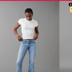 lågmidjade blåa jeans  - säljer ett par supersnygga blåa jeans från ginatricot. de ser ljusare ut på bilderna pga ljuset. de är köpta för 500 kr för ungefär 2 månader sen så de är inga defekter på de.