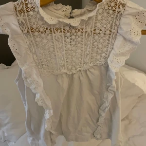 Kortärmad blus med volanger - Söt blus som är i bra skick 🫶🏼