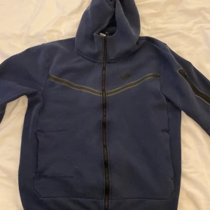 Nike tech - Säljer denna eftersom jag inte gillar den