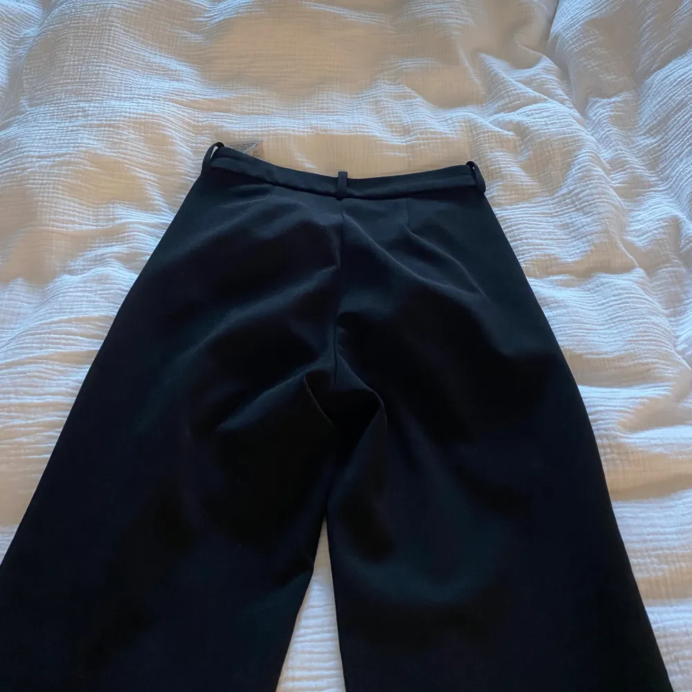 Säljer dessa supersköna fina kostymbyxor! Med stretch. Storlek 32. Från vero Moda ✨😍. Farkut & Housut.