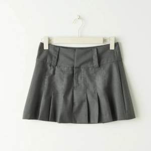 Grå kjol från Gina Tricot. Jättesnygg till skolan💄storlek L. Knappt använd.