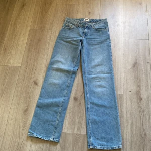 Low rider jeans  - Säljer dessa snygga populära jeansen. Passar någon som har xs då lager har väldigt stora storlekar. Ljusblåa sitter vädligt bra runt rumpa och lår!! 