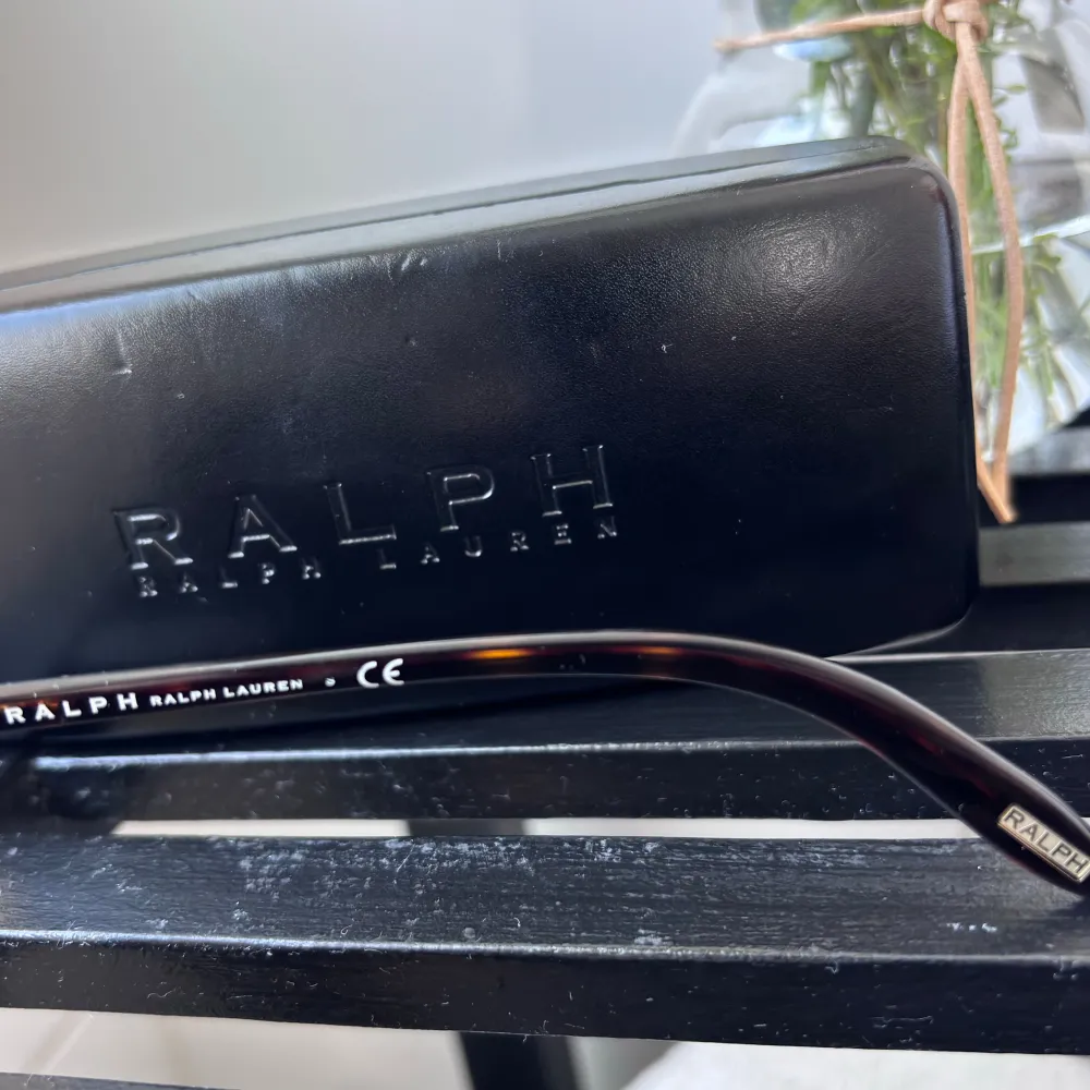 ”RALPH by Ralph Lauren” solglasögon nummer ra5160.  Mycket bra skick och kommer i org fodral.  Nypris 1100kr . Accessoarer.
