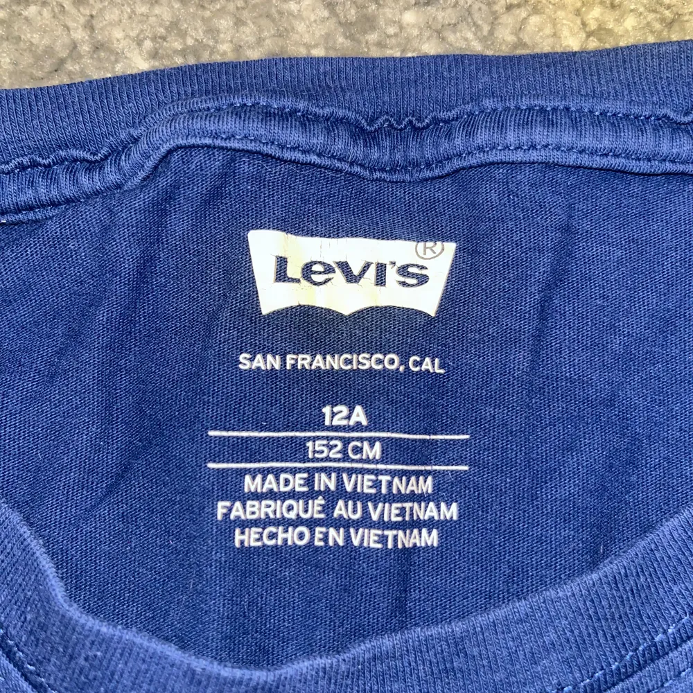 Fin Levis t-shirt använd ganska mycket men är fortfarande i bra skick,slutade använda för den har blivit för liten, 152cm, kontakta mig om ni har frågor.. Hoodies.