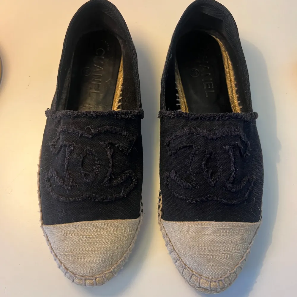 Jätte fina chanel skor som tyvärr va för små för mig. Köpte dom nyss på vestiaire collective och har ”kvitto” på det vilket indikerar att det är äkta. Det är i st41. Skriv gärna vid frågor eller egna bud!💕. Skor.