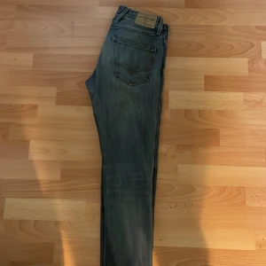 Replay Anbass Jeans - Stilrena och bekväma blå Replay Anbass jeans i perfekt storlek W30/L32. Passar alla tillfällen.  Tveka inte på att höra av dig! Nypris 1800