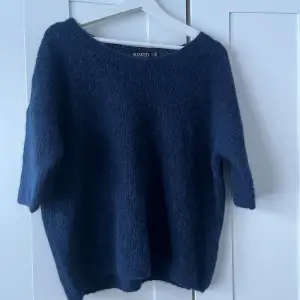 Marinblå stickad tröja, nästan nyskick!  Super fin och lätt att matcha till allt💙Säljer då den inte längre används☺️  Kostar 700kr nypris. Priset går att diskutera, skriv gärna🥰