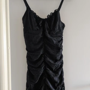 Svart klänning - Helt oanvänd klänning med prislapp i bra kvalitet. Svart ganska stretchigt tyg som sitter fint på kroppen.