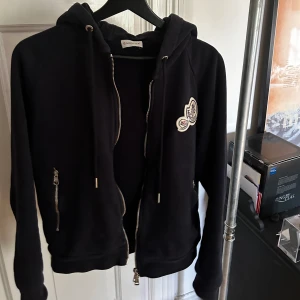 Moncler Zip Double logo - En fin moncler tröja som är i bra skick, 9/10, säljer den pga att den är för liten för mig nu. Skön passform och den är mörkblå vilket inte syns jättetydligt på bilden. Pris kan diskuteras vid snabb affär. Kom privat för frågot mm!