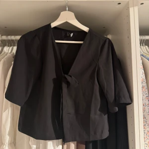 Svart topp - Säljer denna fina svarta blus från Vero Moda✨ Skulle söga att den passar de som har xs/S✨ skriv för flera bilder🩷