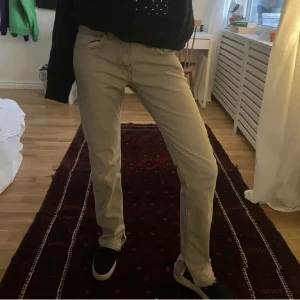 Jeans - Säljer dessa snygga jeans då dom tyvärr inte kommer till användning längre. Från tiger of sweden💕