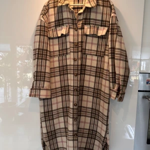 Lång skjorta.  - Lång skjorta/ jacka. Använd men i fint skick. 