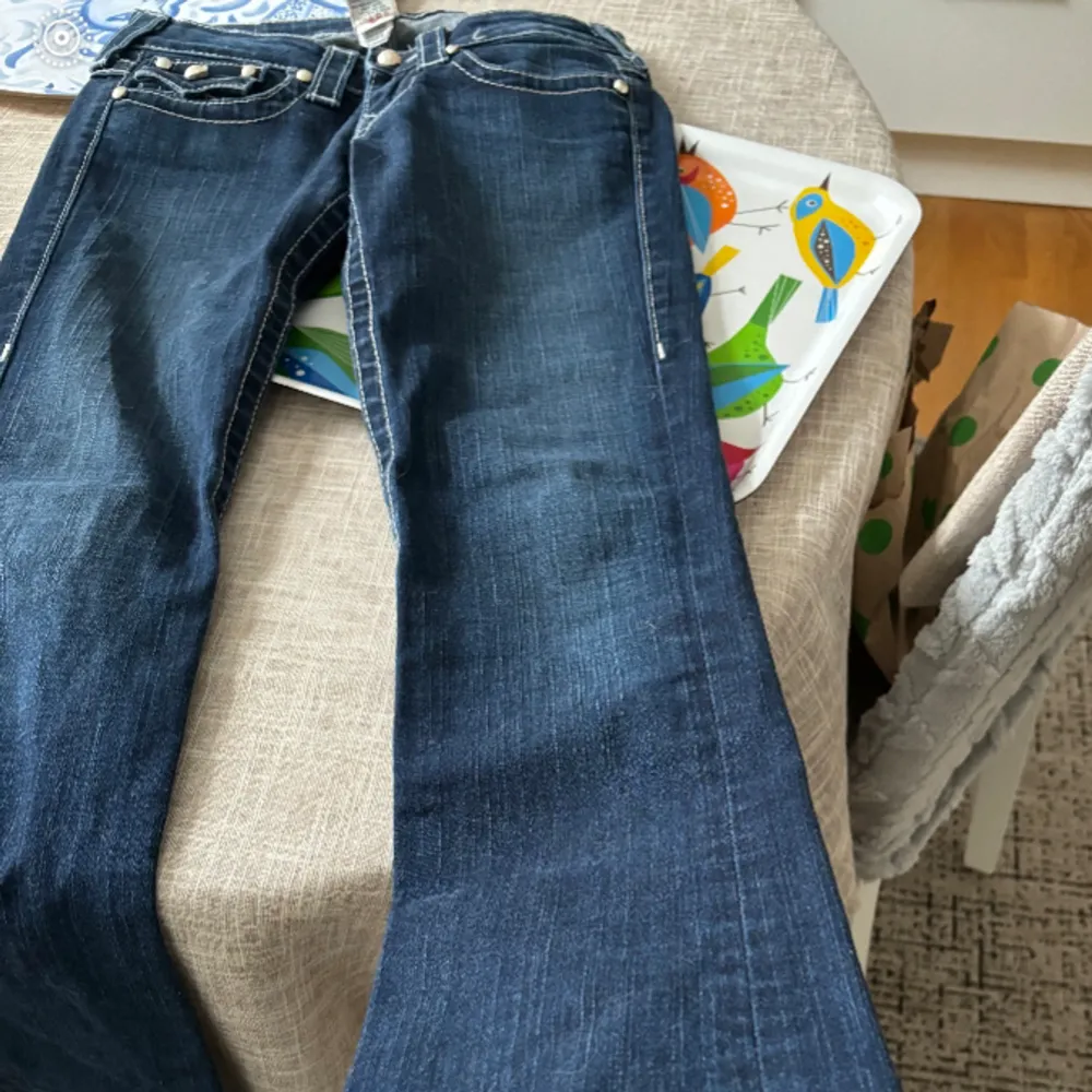 Super fina nya true religion jeans som tyvärr var försmå för mig. Har klippt slitts på jeansen men de syns inte på bilderna. Pris kan diskuteras!💞. Jeans & Byxor.