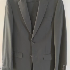 Kostym  - Använd bara en gång av min son på studenten. 