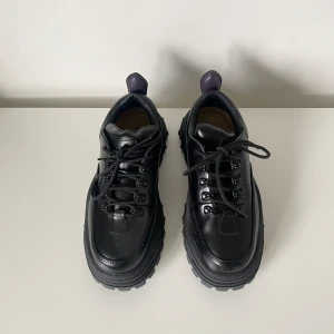 EYTYS ANGEL sneakers 39 - Eytys angel sneakers Använda 1 gång i storlek 39, perfekt nyskick. Kommer med kartong om önskas :).  Nypris 2900