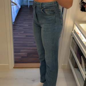 Blåa midwaist jeans i nyskick. Säljee då de ej kommer till användning. Väldigt stretchiga. Nypris 399kr. Kontakta för fler bilder eller funderingar💞