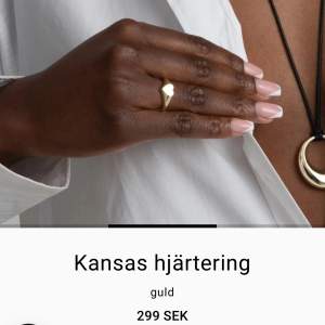 Helt ny guldpläterad ring från Snö Of Sweden. Super cute ring som aldrig använts. Följer med påse till ringen. 