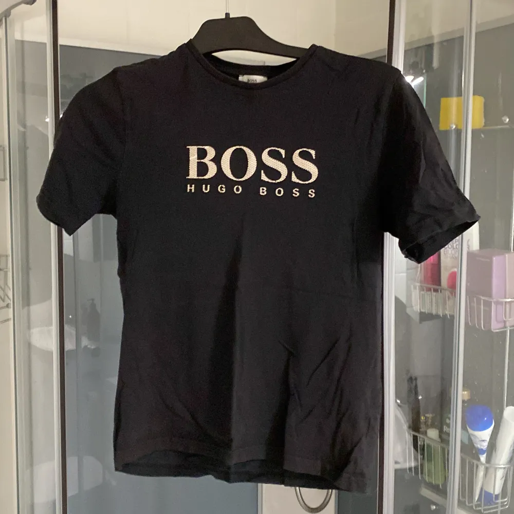 Hugo boss t shirt stl xs  Riktigt fin kvalitet och använd ett fåtal gånger. T-shirts.