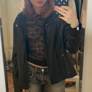 Svart skinnjacka - Äkta skinnjacka från livelo, knappt använt! Strl 46 men sitter snyggt oversized på mig som brukar ha s💕💕
