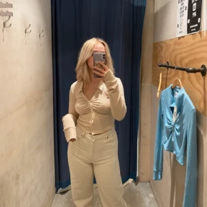 Tröja Urban outfitters - Använd fåtal gånger, har slits vid armarna 