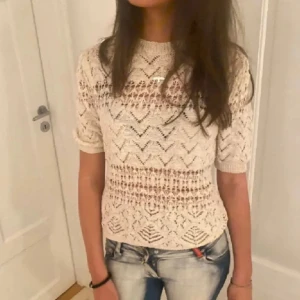 Zara topp virkad  - Säljer denna Zara topp! den säljs inte längre på zara. säljer då den inte kommer till andvänding. det är inga defekter och tröjan är i storlek S. Första bilden är lånad! 