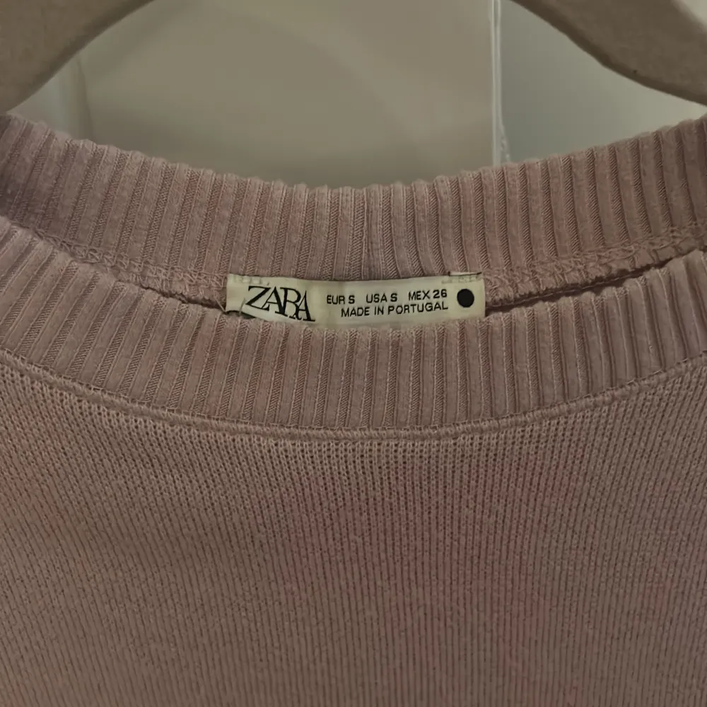 Säljer den här superfina kortärmade tröjan från Zara!. T-shirts.