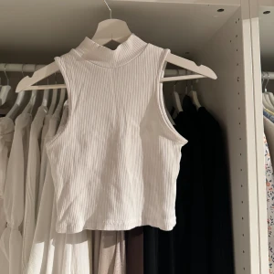 Vit topp - Säljer denna fina vita topp från lager 157✨ skulle säga att storleken är xs/s✨ Skriv för fler bilder🩷