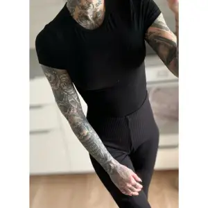 Svart body i storlek XS petite från shein. 🖤