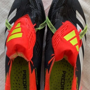 Adidas predator FT 24 - Säljer dessa skor då de inte passar mig 