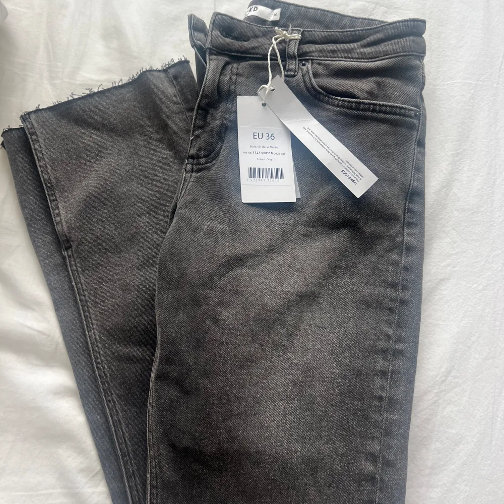 Gråa raka jeans med slits från Na-Kd, kom privat för fler bilder, pris kan diskuteras💗. Jeans & Byxor.