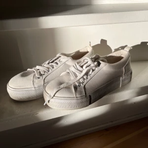 Platåskor / sneakers  - Sparsamt använda, för stora för mig. Stl 38. 