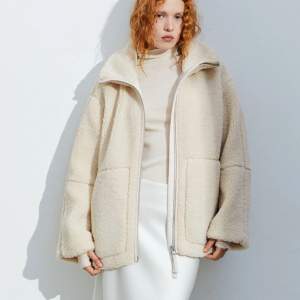 Söker denna jacka från H&M i storlek xs, kan byta med denna i S eller köpa!!