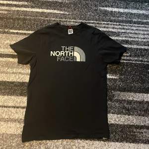 The north face t-shirt aldrig använd, till ett bra pris!!