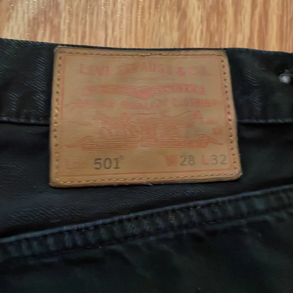 Bra skik förutom ett litet slitning bak på byxans ni ser på sista bilden hur det ser ut stl W28 L32. Jeans & Byxor.
